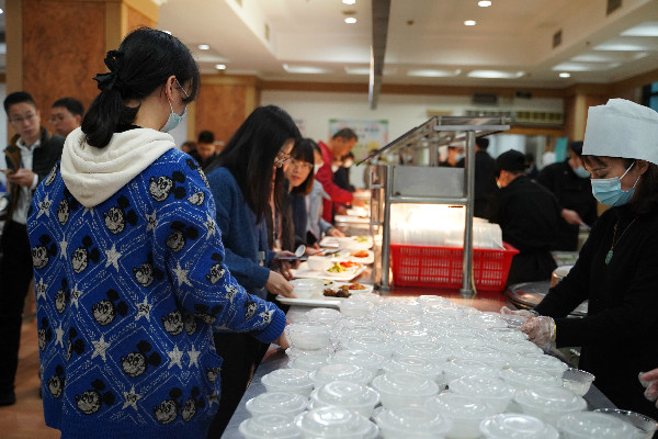 猜灯谜,包汤圆,画团扇,公司工会带你闹元宵!