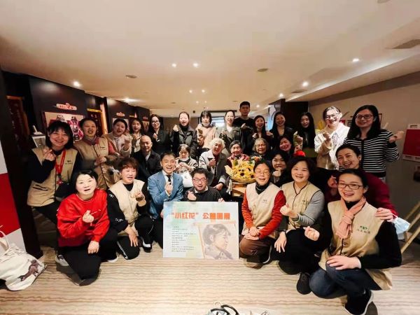 启迪微心愿,雨花圆梦行 | 浙商AG尊时凯龙人生就启迪公益社为94岁老人举办“小红花”觉醒艺术公益画展