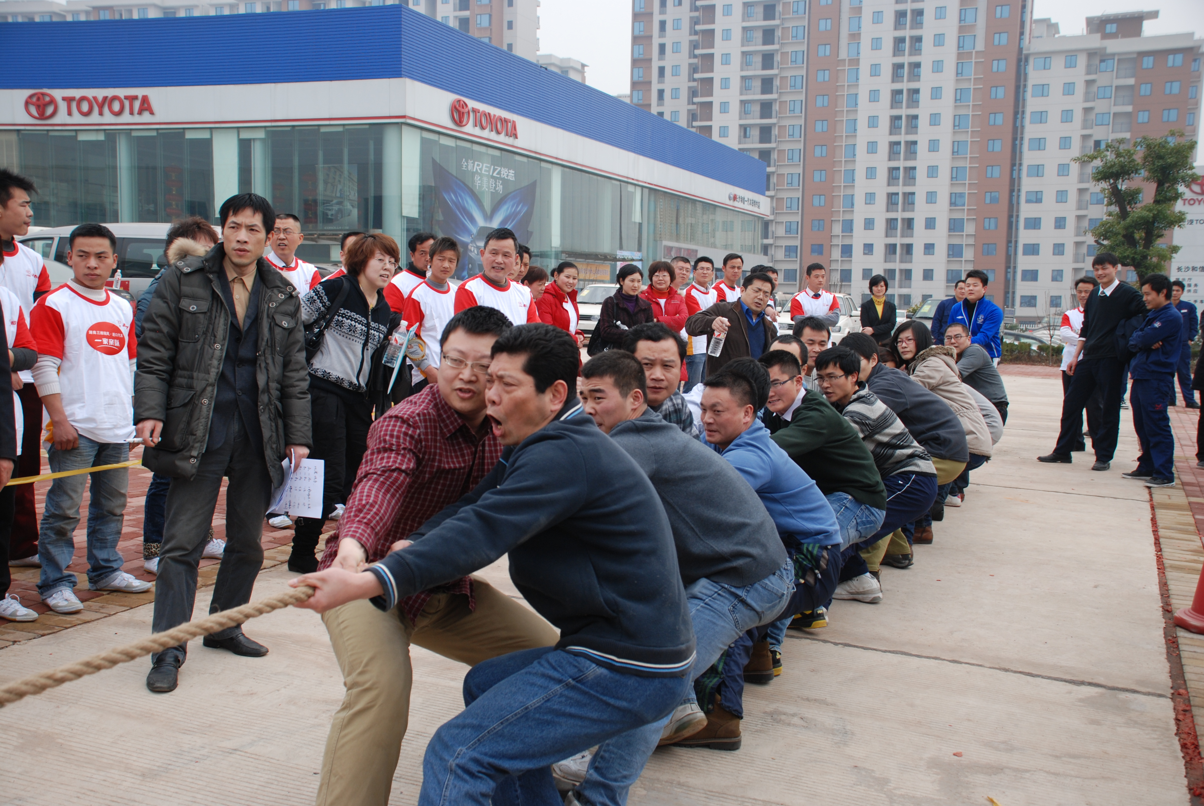 公司组织AG尊时凯龙人生就瑞众杯拔河比赛