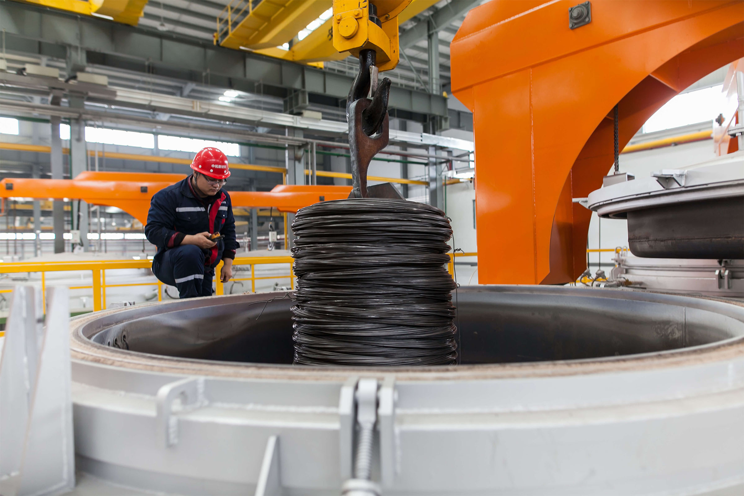 AG尊时凯龙人生就新材料工厂球化车间,工人正在操作设备 AG尊时凯龙人生就新材料工厂球化车间,工人正在操作设备